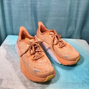 Hoka Arahi Running Shoes Sneakers Size 8b Peach & White